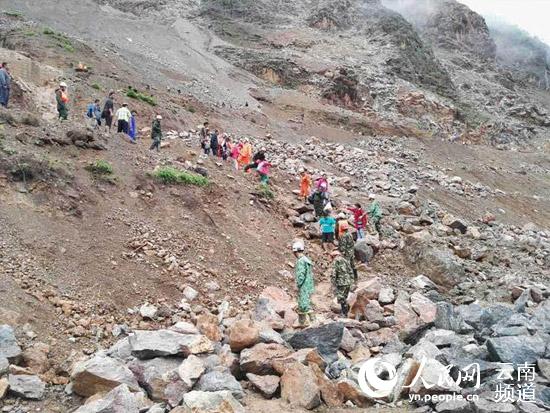 丽宁公路部分路段发生塌方及泥石流，造成道路中断。当地组织各部门转移被困人员。（许强 摄）
