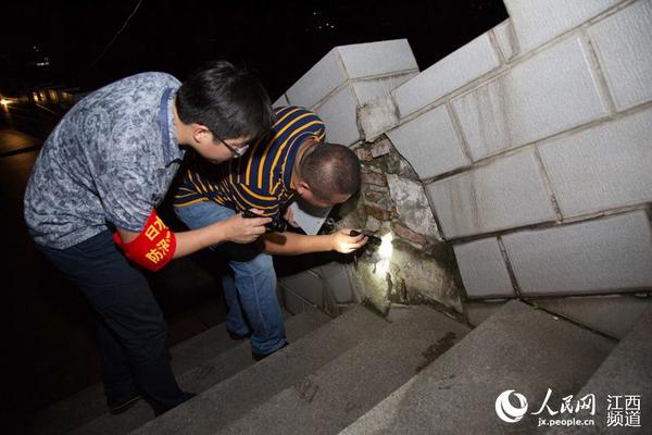 白水湖防汛指挥所驻扎在长江九江段岸边，工作人员实行24小时轮值对长江堤岸进行巡查。（宋晨/摄）