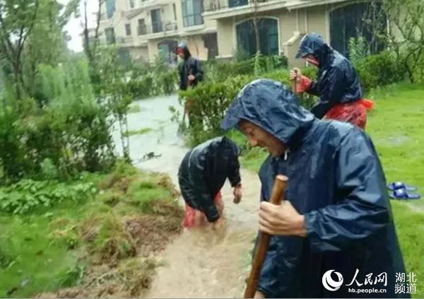 碧桂园员工正紧急疏通苑区排水