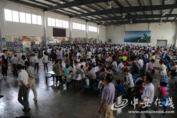 潜山县黄铺中学安置点:感受来自志愿者的关怀