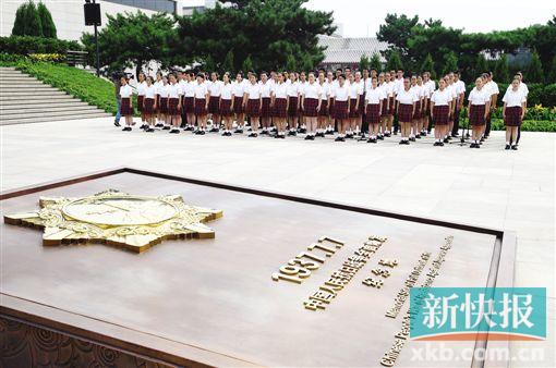 ■7月7日,纪念仪式上,首都学生代表朗诵抗战家书。新华社发