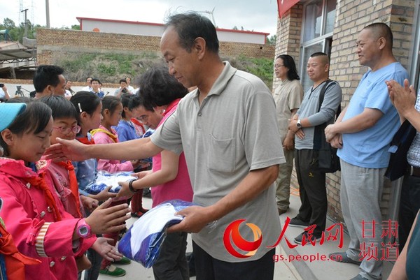 孩子们领到了校服（刘海天 摄）