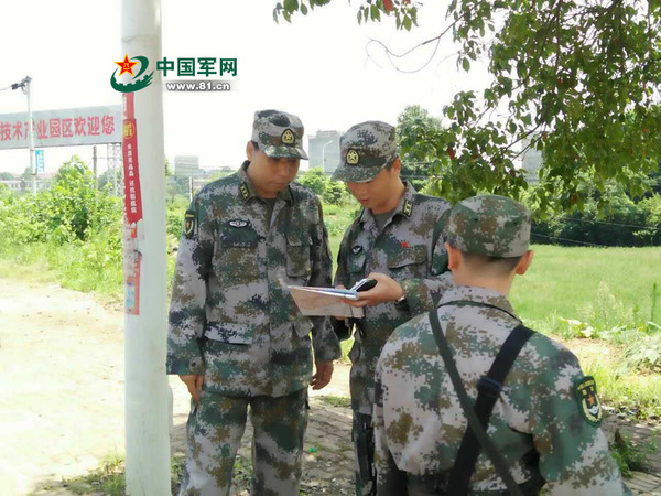 指挥员研究最佳行进路线