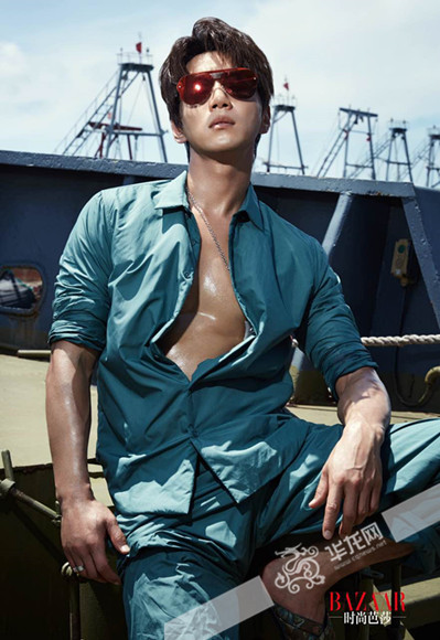 黄致列若隐若现秀胸肌。 经纪公司供图