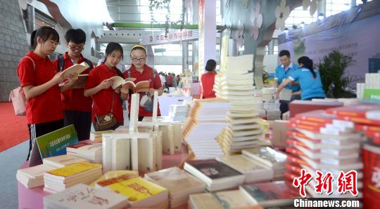 第六届江苏书展扬州开幕 礼敬作家引领阅读(图