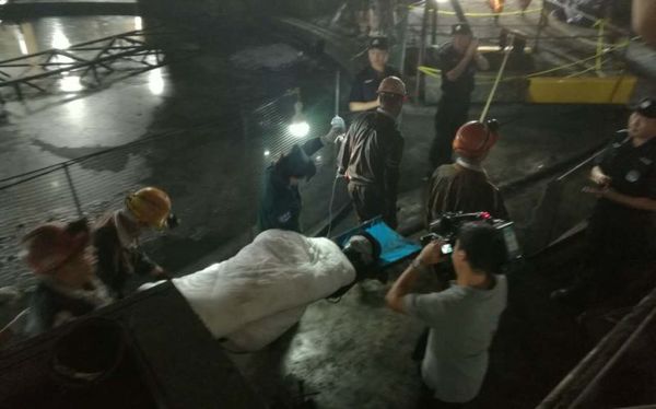 16时45分，一名生还的被困矿工被抬出