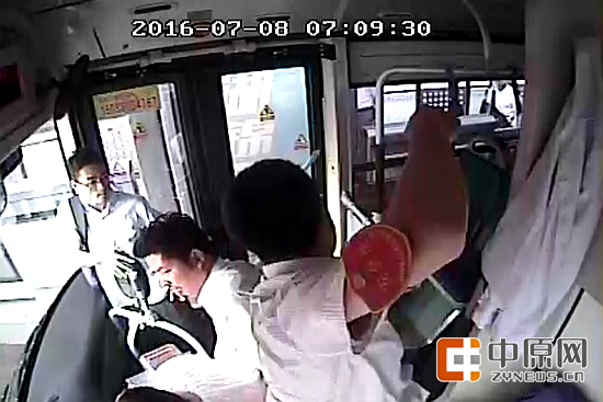 车长李师傅挥去了拳头