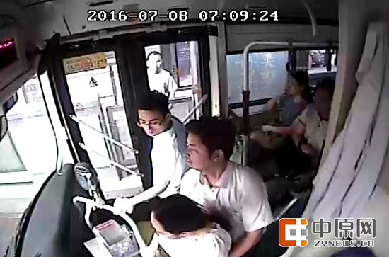 男子强行搂住了女孩