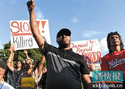 ■7月8日,在美国首都华盛顿白宫前,民众游行抗议美国路易斯安那州及明尼苏达州警察枪杀非洲裔美国人事件。新华社发