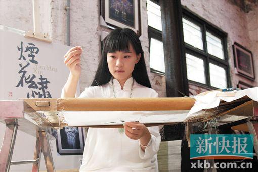■手工艺人现场制作湘绣。 新快报记者 毕志毅/摄