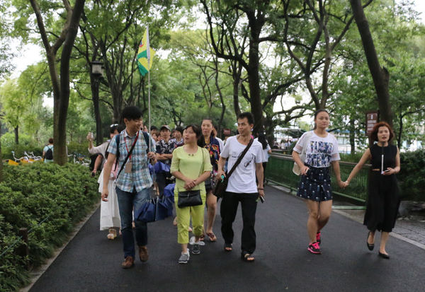 蒋华说旅游团是一个大家庭，自己是这个家庭的家长，一定要把大家都照顾好，让大家享受高品质的服务。