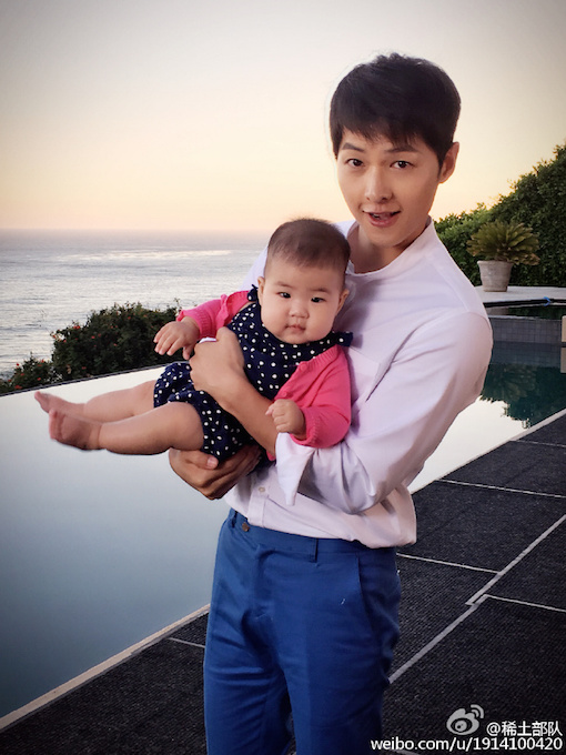 宋仲基与汪峰章子怡女儿同框。 图片来自网络