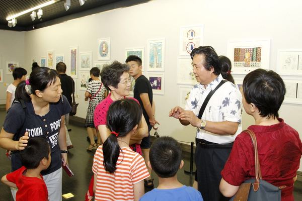 本次公益画展的专业评审，江苏第二师范学院美术学院院长、江苏省中国画学会副会长张广才教授在展览现场为孩子们讲解美育的重要性