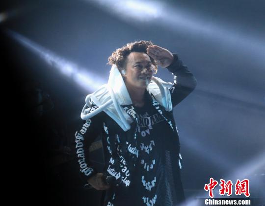 　　向歌迷致敬。　李辰祥　摄