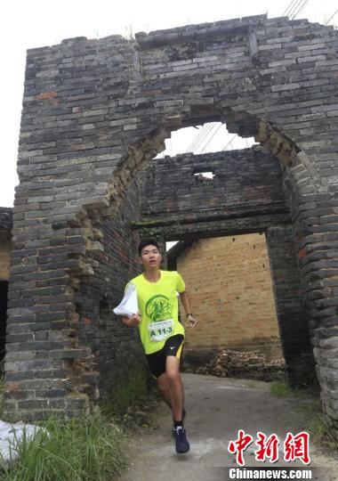 南粤古驿道定向大赛开跑 600多运动员感受古村魅力