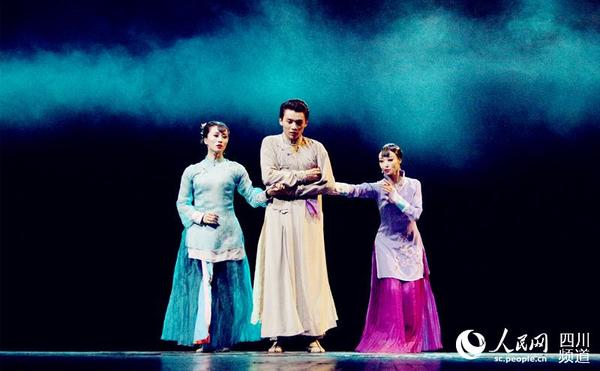 剧中觉新、梅表姐、瑞珏。（王军 摄）