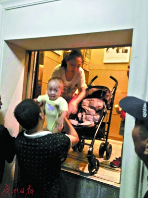 　　业主保安合力救出被困人员。