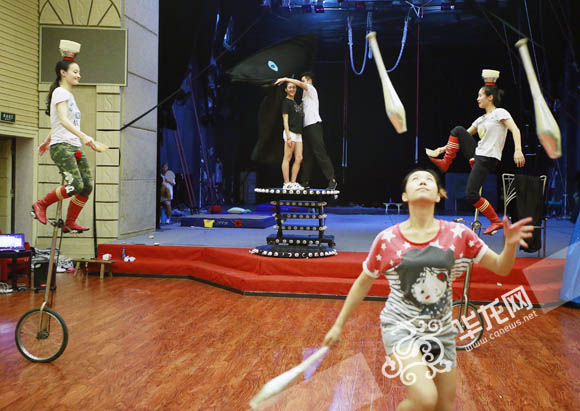 让魔术和杂技融在一起，《魔术情缘》看点多。 首席记者 李文科 摄