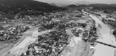 这是7月11日航拍的被洪水肆虐后的福建省闽清县坂东镇镇区.