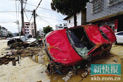 闽清县坂东镇被洪水冲走的汽车.新华社发