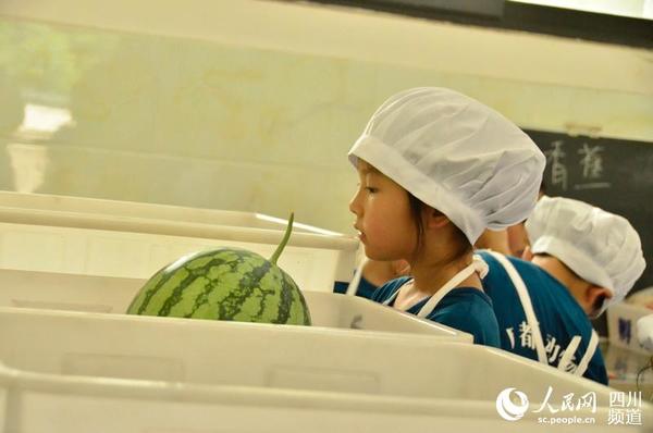 图为小朋友们正学习如何为动物们准备食物。（实习生廖丹 摄）