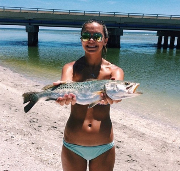 所有女子似乎都为遮住胸部的鱼感到自豪，这可能是因为这些鱼是她们亲手所捕。（网页截图）