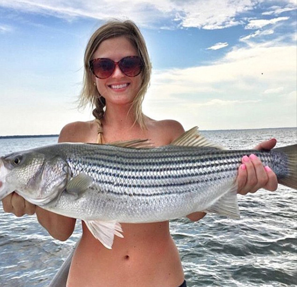 名为FishBras的Instagram账号有11.4万名粉丝，上面有大量“钓鱼胸罩”的照片。（网页截图）