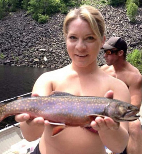 有些女子抱着海鱼遮住赤裸的胸部，有些人则依然戴着胸罩。（网页截图）