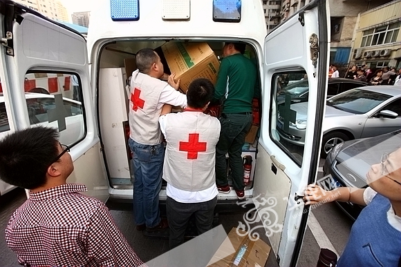 重庆市红十字会赈济救援队做救灾物资准备。 资料图