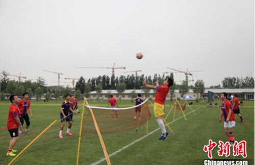 网站球员与北控队员组队进行网式足球比拼。