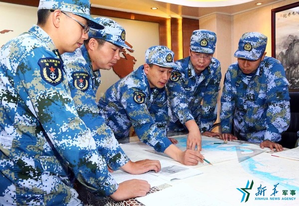 范文武(中)在宿州舰进行图上推演。2016年7月1日摄