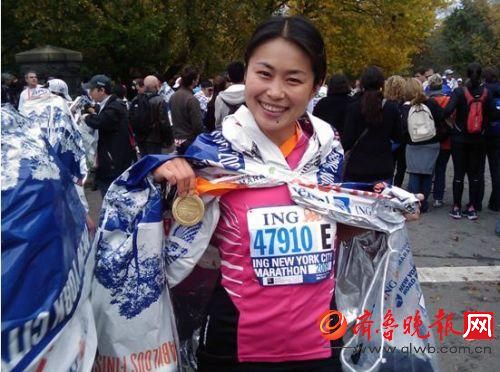(纽约全程马拉松结束后，与参赛者准备一起收拾现场的垃圾)