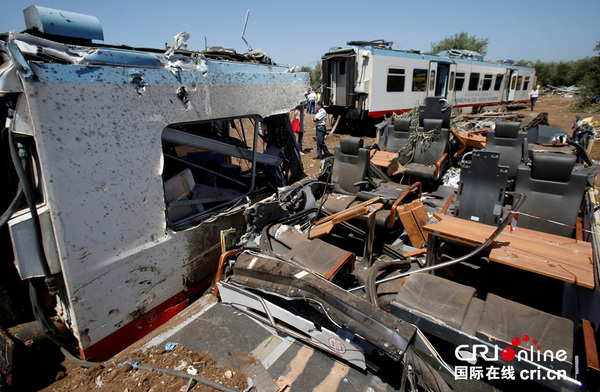意大利火车相撞事故现场惨烈 车厢变碎片(组图