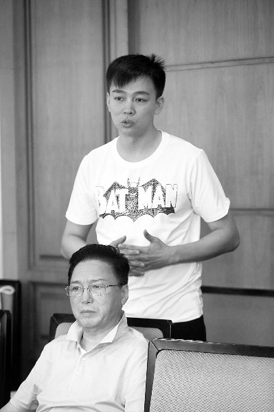 谭孝曾和谭正岩一起出席发布会 摄/记者 黑克