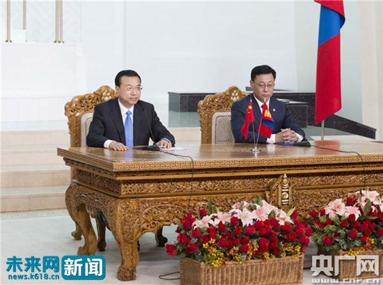 　　7月14日，李克强与额尔登巴特在乌兰巴托国家宫共见记者（图片来源于央广网）