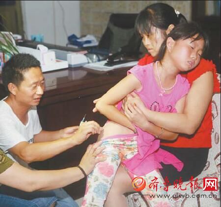 张长猛正在为孩子注射抗蛇毒血清。(泗水微公益供图)