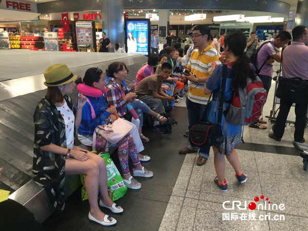 领馆官员与南航的中国乘客在伊斯坦布尔机场