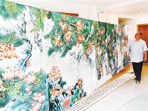 　　陈红兵正在介绍他与所作《百猴图》的渊源。