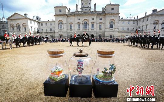 “名人梦之瓶”亮相伦敦皇家骑兵卫队阅兵场。　Visit London　摄