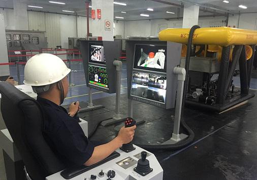 工作人员在对水下重型作业机器人进行调试 轩召强 摄