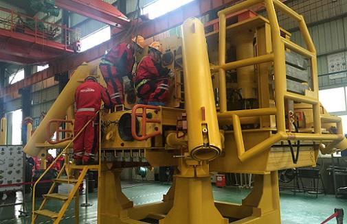 工作人员正在检测调试石油钻采设备 轩召强 摄