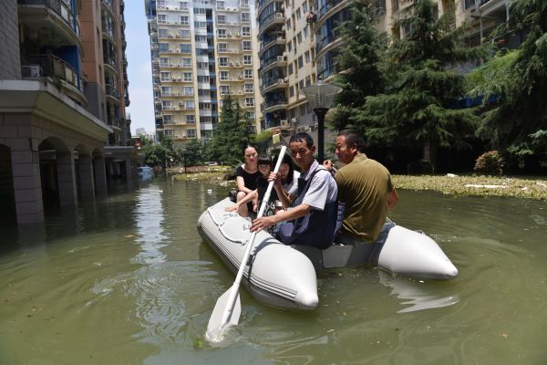 图说：  7月9日，武汉南湖一小区受困居民乘坐皮划艇。 新华社发