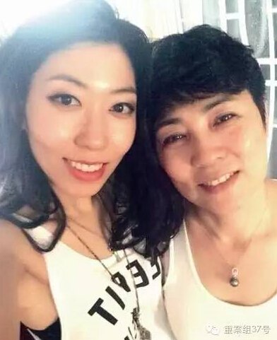 　　▲曲婉婷与母亲张明杰(右)。 资料图片