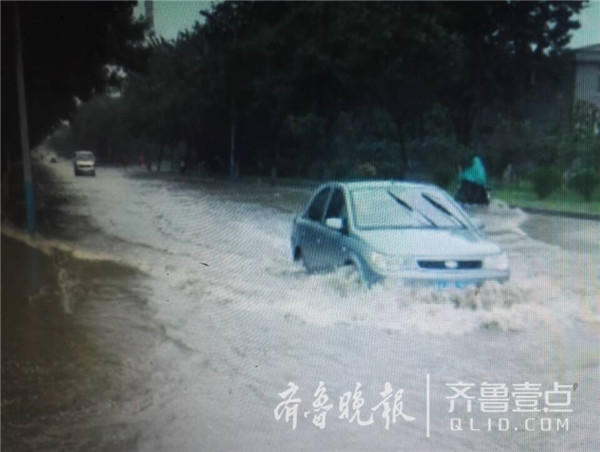 济南大雨后的百态:有人免费拖车,有人却捞牌卖