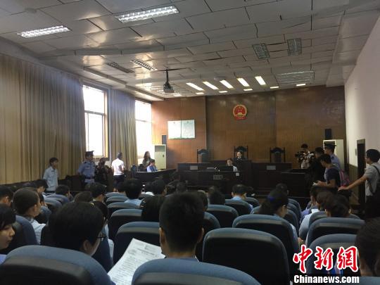 广西柳州推出“轻案快审” 40分钟审判9名醉驾者
