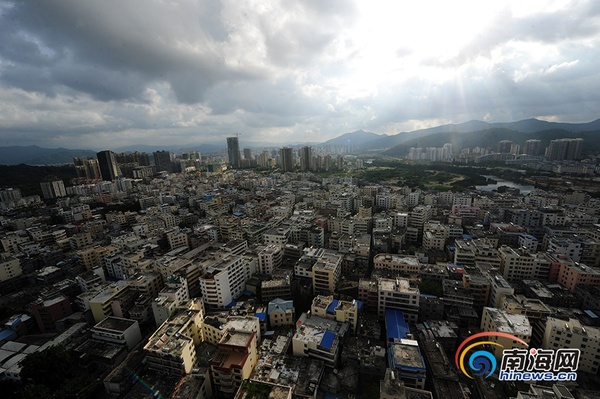 　　7月20日，空中俯看三亚月川村，鳞次栉比的房子，密密麻麻如“马蜂窝”。南海网记者 沙晓峰 摄