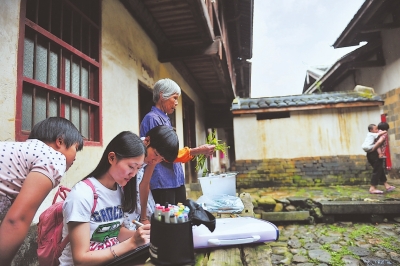 ��Ժ������ӢӢ���ڽ���λѧ��������