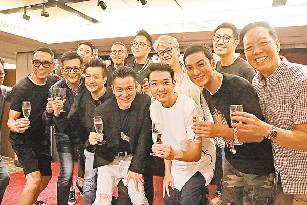 　　刘德华新片剧组举办慰劳宴