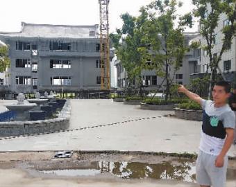 小区正大门至今没建好 新文化记者 杨威 摄