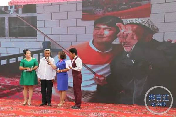 　　买买提与村民分享自己的故事